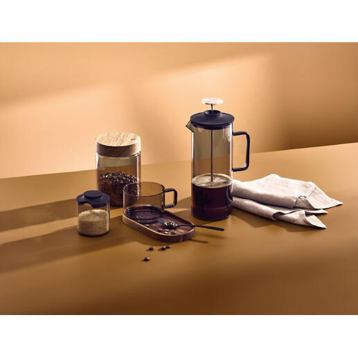 Mundgeblasene French-Press mit 600 ml, Kaffeebohnen und Gläsern auf einem Tisch.