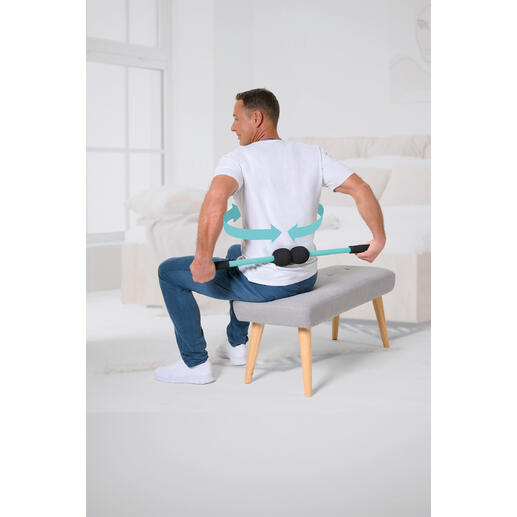 Mann verwendet einen Wirbelsäulen-Trainingsstab auf einer Bank.