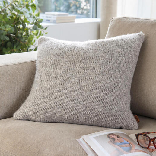Graues Alpaka-Leinen-Kissen auf einem hellen Sofa mit Brille und Magazin.