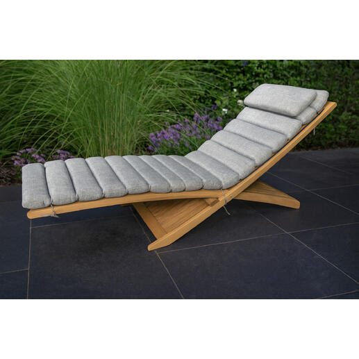 Premium-Holzsonnenliege aus hellem Holz mit grauer Auflage im Garten.