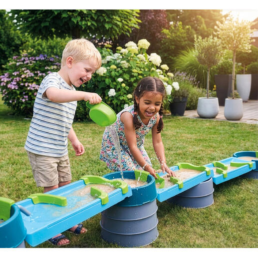 Zwei Kinder spielen an einer modularen Wasser- und Matschbahn im Garten.