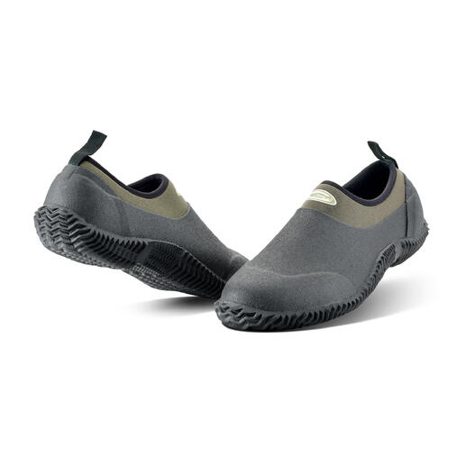 Zwei Airmesh Gartenschuhe in schwarz, von innen nach außen gerichtet.