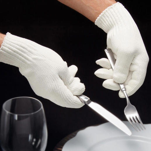 Streifen Sie nach dem Polieren die mitgelieferten Baumwollhandschuhe über. So hinterlassen Sie keine Fingerabdrücke auf Ihren glanzvollen Stücken. Ideal auch zum Eindecken. Streifen Sie nach dem Polieren die mitgelieferten Baumwollhandschuhe über. So hinterlassen Sie keine Fingerabdrücke auf Ihren glanzvollen Stücken. Ideal auch zum Eindecken.
