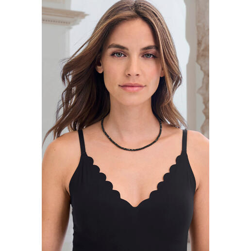 Frau trägt eine schwarze Spinellkette mit zarten Details.