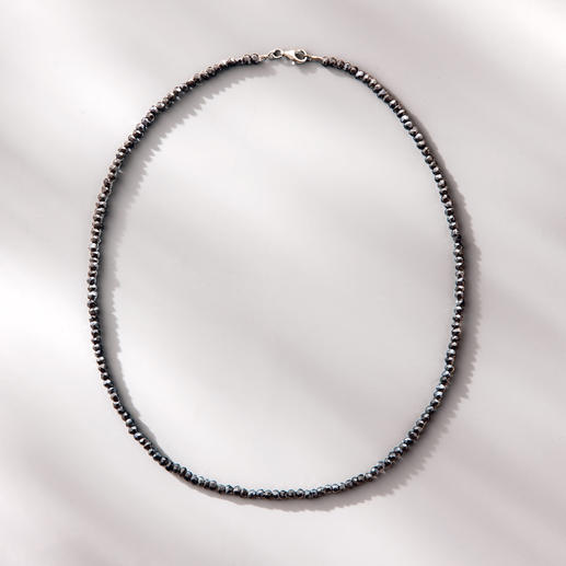 Spinellkette Black & Black Funkelnd wie schwarze Rohdiamanten: das zarte Collier aus seltenem schwarzen Spinell.