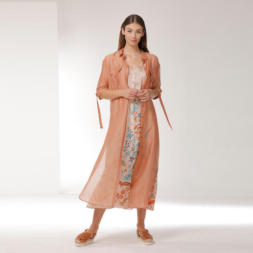 Blüten-Maxi-Kleid und Duster-Mantel Blüten-Maxi-Kleid und Duster-Mantel