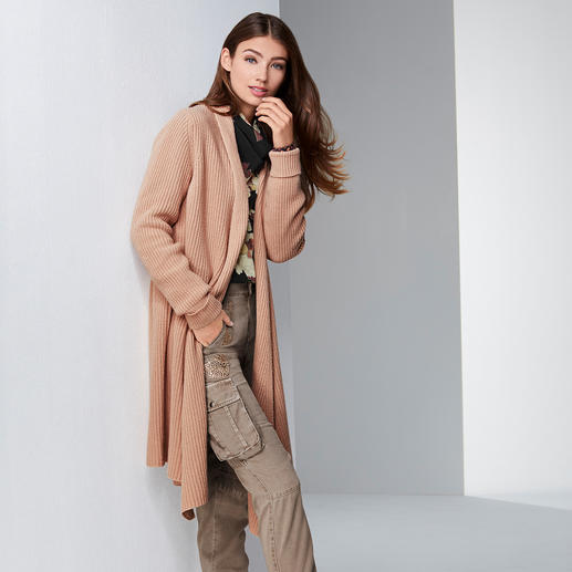Long-Strickjacke, Kirschblüten-Bluse und Cargo Long-Strickjacke, Kirschblüten-Bluse und Cargo