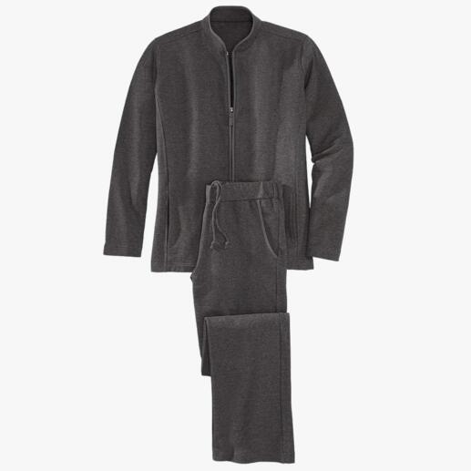 Grauer Loungewear-Anzug, bestehend aus Jacke und Hose, auf weißem Hintergrund.