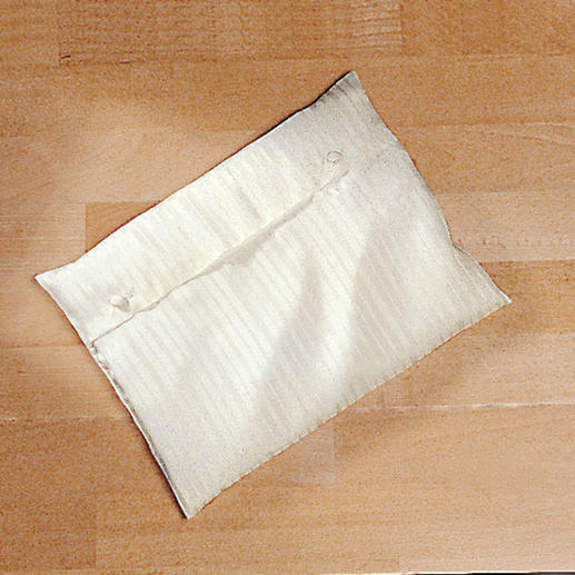 Das elegante Seiden-Etui macht den Pyjama zu einem außergewöhnlichen Geschenk. Das elegante Seiden-Etui macht den Pyjama zu einem außergewöhnlichen Geschenk.