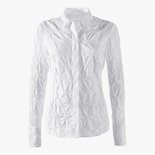Die klassische weiße Bluse aus edlem Batist, allover bestickt. Bitte niemals bügeln.