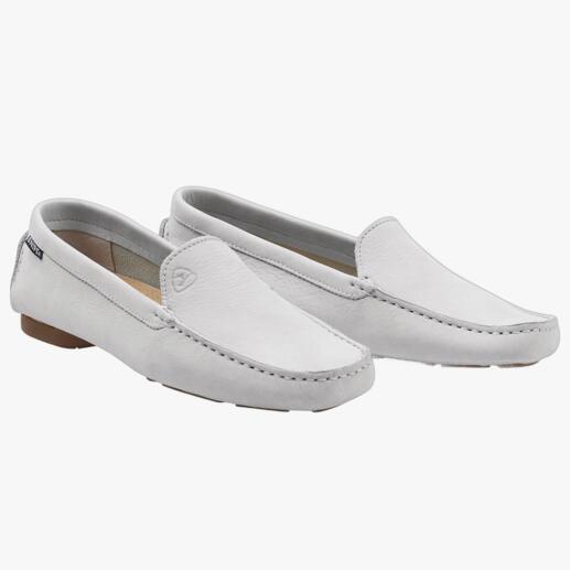 Zwei Paar weiße Lederloafers für Damen, ein Paar wird von vorne gezeigt.