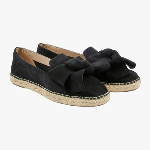 Der Trendschuh der Saison – vom Spezialisten mit über 40 Jahren Know-how. Hergestellt in Spanien. Von Macarena®. Schwarze Espadrilles mit Schleife, Größe 36, auf einem weißen Hintergrund.