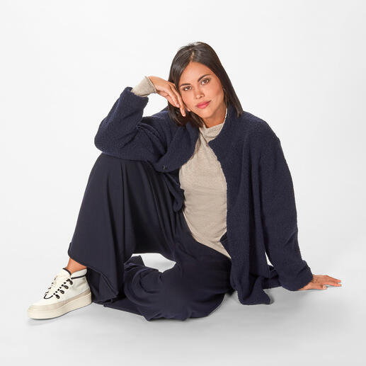 Bouclé-Jacke, Strickhose und Rolli, Beige Bouclé-Jacke, Strickhose und Rolli, Beige