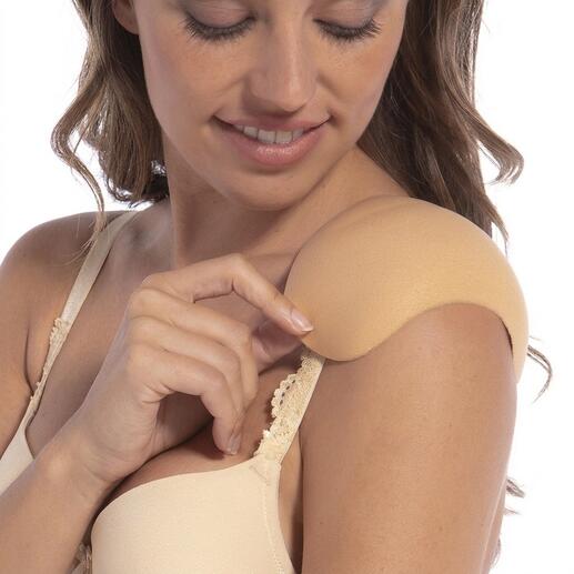 MAGIC® Bodyfashion Schulterpolster, Paar, von einer Frau gehalten.