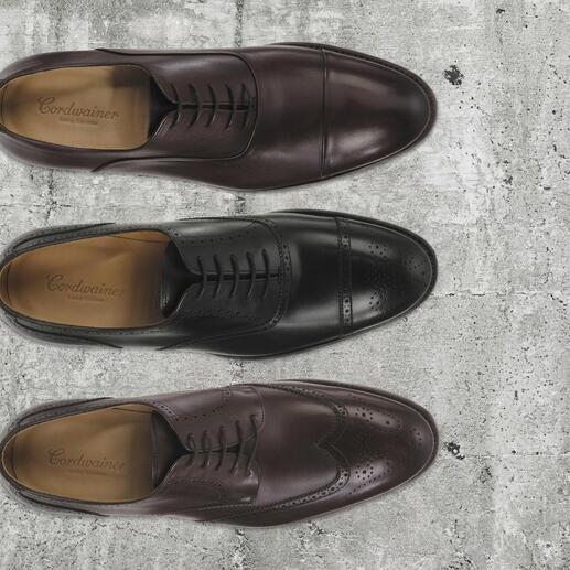 Drei Cordwainer Business-Schuhe in verschiedenen Brauntönen nebeneinander auf einer Steinoberfläche.