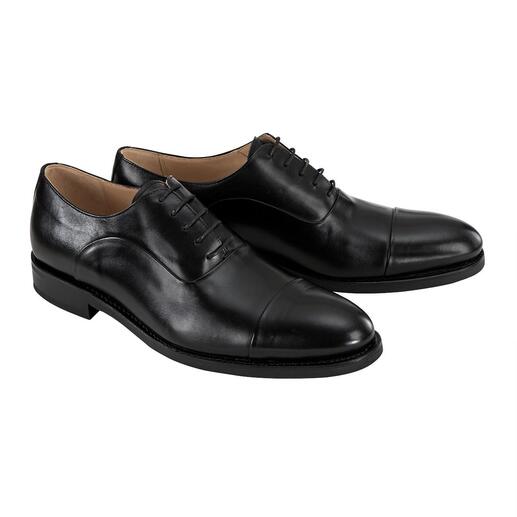 Zwei schwarze Cordwainer Business-Schuhe mit Schnürung, Vorderansicht.