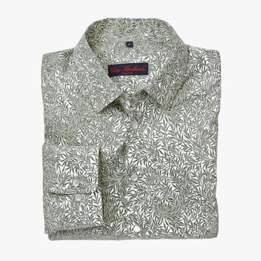 Liberty Tana-Lawn-Hemd, auf einen Tisch gelegt, mit grünem Blattmuster.