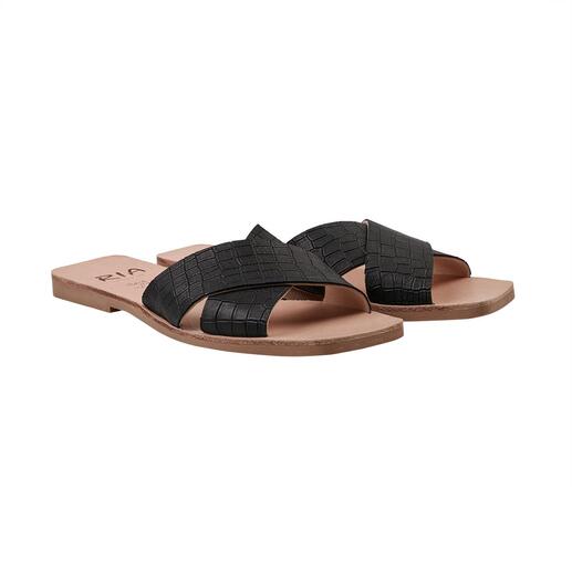 Schwarze Sandalen im Paar, auf einem weißen Hintergrund.