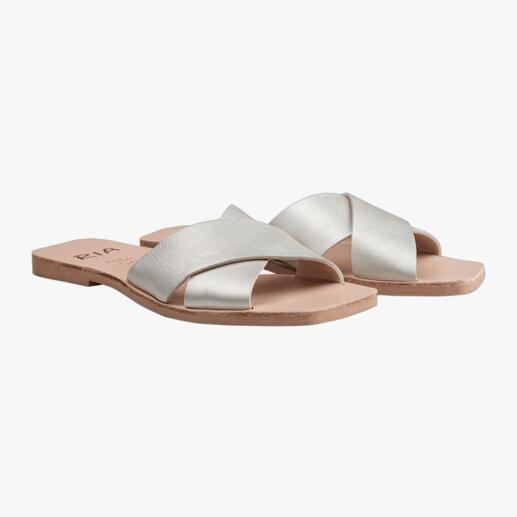 Zwei RIA Menorca Cross-Strap-Flats in Silber nebeneinander liegend