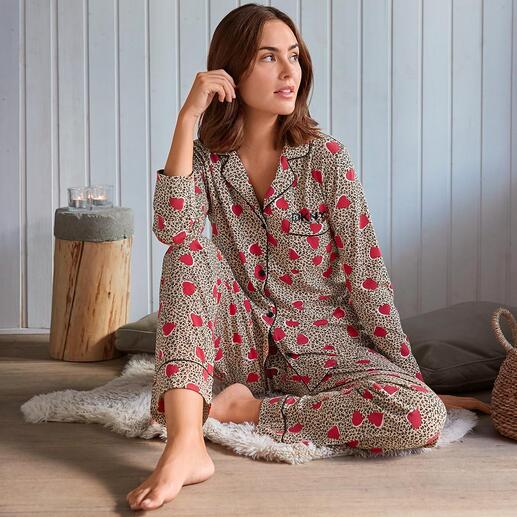 Der Leo-Pyjama von Donna Karan New York – trendgerecht wie ein High-Fashion-Piece. Wildes Design. Streichelzarter Stoff.