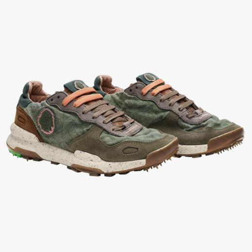 Schwarze Sneaker aus Recycling-Canvas, frontal betrachtet.