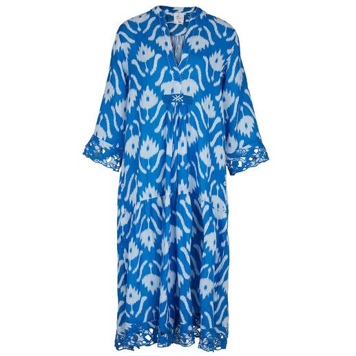 Das Maxi-Kaftan-Kleid aus reinem, soft gewaschenem Leinen. Und mit traditionellem IKAT-Muster. So feminin, stilvoll und vielseitig findet man den Kaftan-Stil wohl selten. Von Nimo With Love. 