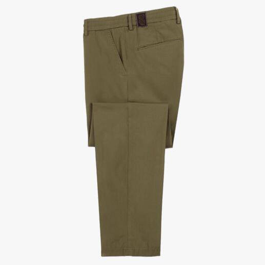 116-Gramm-Chino in olivgrün, flach ausgebreitet.