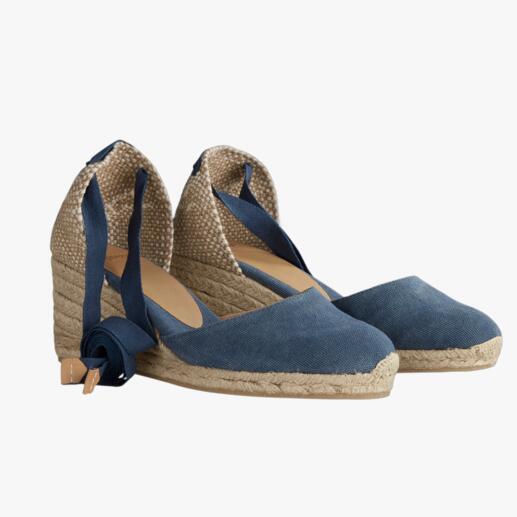 Dunkelblaue Castañer-Espadrilles mit gekreuzten Bändern.