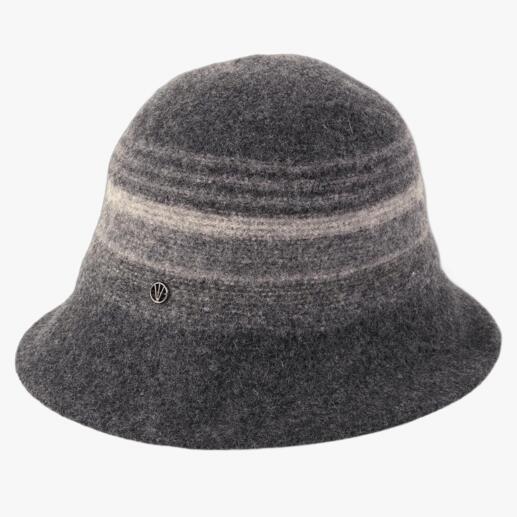 Der seltene Cloche-Hut zum erfreulichen Preis. Von Loevenich, Hutmanufaktur seit 1960. Softer, robuster Wollfilz. Edles Jacquard-Muster. Stilvolle Glocken-Form. Graue Jacquard-Cloche in Rundform mit hellen Streifen.