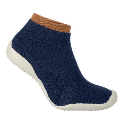 Gestreifte Haussocken in Navy, seitliche Ansicht.