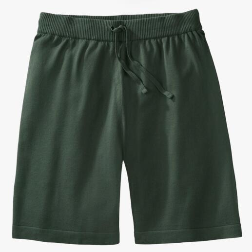 Olivefarbene Shorts von John Smedley, flach auf weißem Untergrund.
