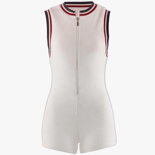 Vorderansicht eines weißen Frottier-Jumpsuits mit durchgehendem Reißverschluss.