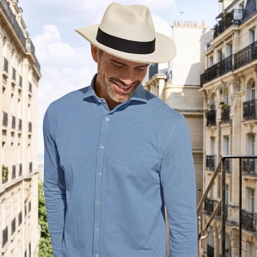 Mann mit Panama-Hut und hellblauem Shirt.