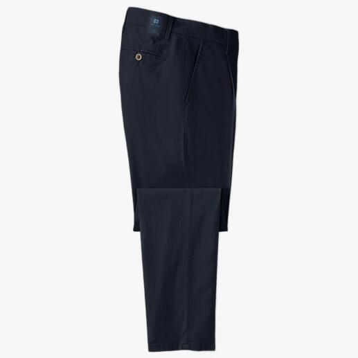 Schwarze Kofferhose im Detail, liegend.