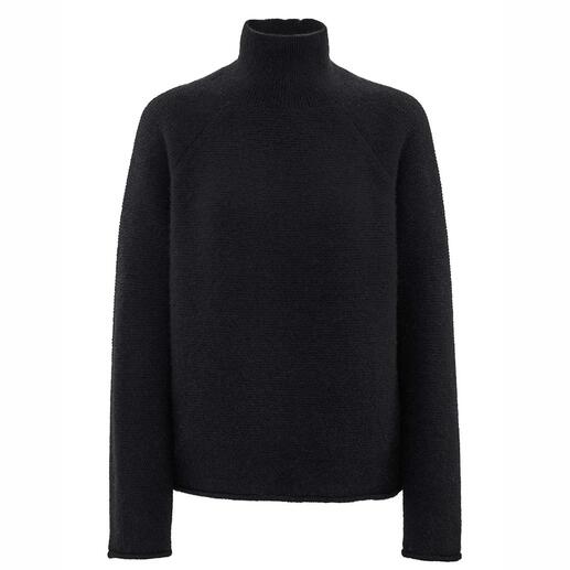 Schwarzer Boxy-Pullover mit hohem Kragen.