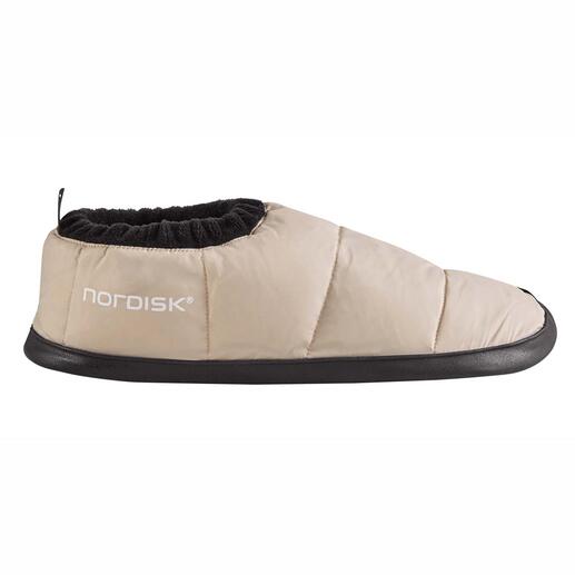 Nordisk Daunenschuh von der Seite, mit elastischem Kragen und bequemer Sohle.