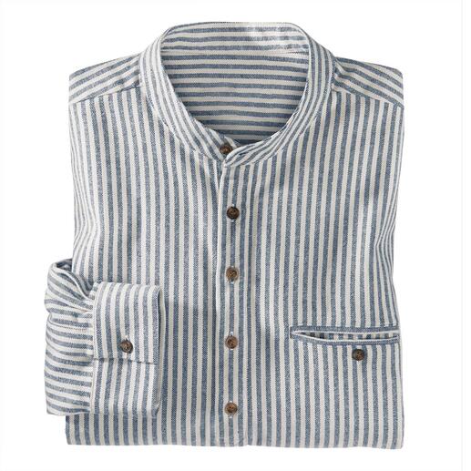 Gefaltetes gestreiftes Flanell-Shirt mit Knöpfen auf dem Tisch.