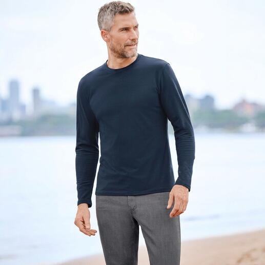 Mann trägt Junghans 1954 Kaschmir-Longsleeve am Strand.