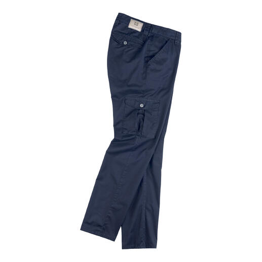 Cargo-Hose in Dunkelblau mit mehreren Taschen.