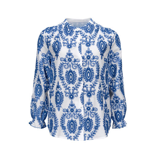 Blaue und weiße Bluse mit langen Ärmeln auf einem weißen Hintergrund.