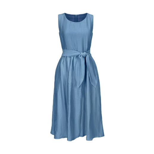 Hellblaues Leinenkleid von Vicario Cinque, mit Gürtel.