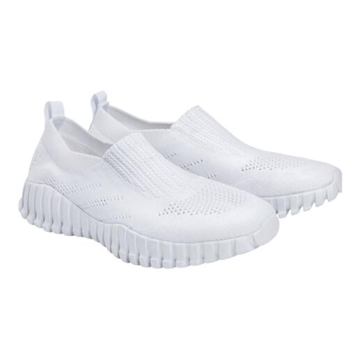 Paar weißer Sneakers mit elastischem Einsatz auf der Sohle.