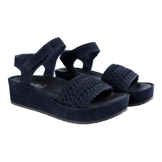 Blaues Plateau-Häkel-Sandalen-Paar mit dicken Riemen.