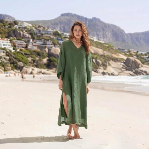 LaSalle Amsterdam Ramie-Kaftankleid in Grün, stehend am Strand.