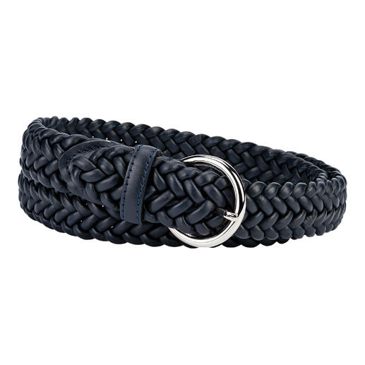 Elastischer Leder-Flechtgürtel in Navy, auf einem Tisch liegend.
