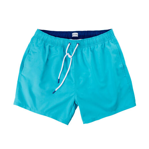 Vorderansicht der blauen Badeshorts auf weißem Hintergrund.