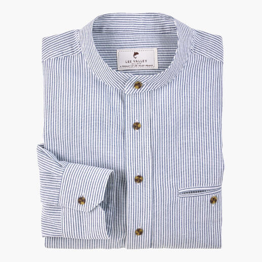 Gestreiftes Grandfather-Sunday-Shirt in Blau und Weiß, gefaltet auf einem Tisch.