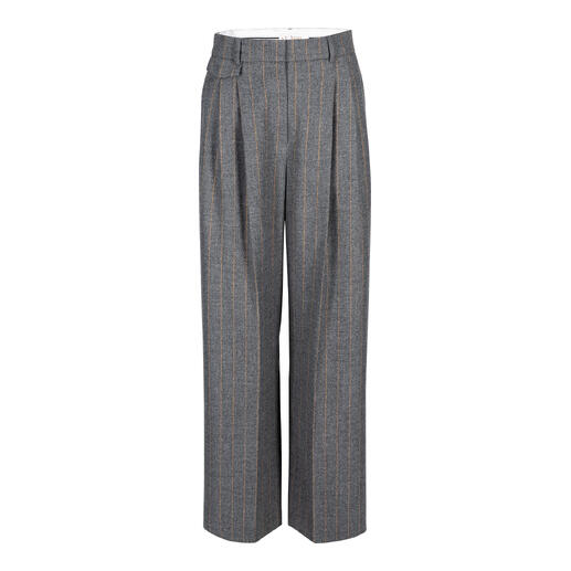 Vordere Ansicht der flexiblen Wide-leg Nadelstreifenhose mit Falten.