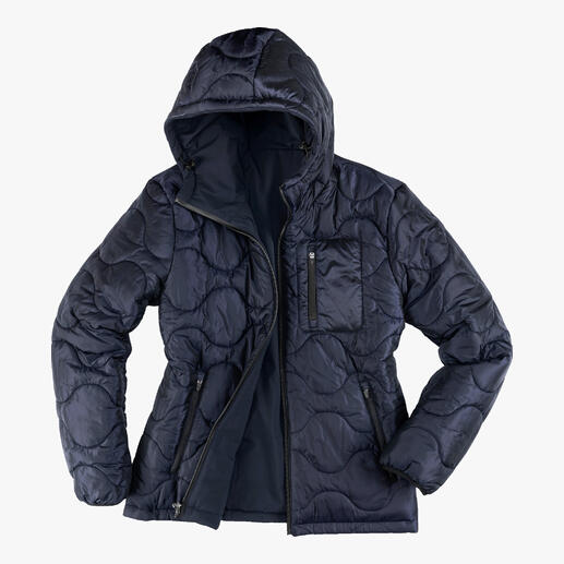 Die funktionsstarke, modische Wendejacke von Outdoor-Spezialist Canadian Classics.  Wind- und wasserabweisender Super-Softshell einerseits. Warme Wattierung andererseits. 