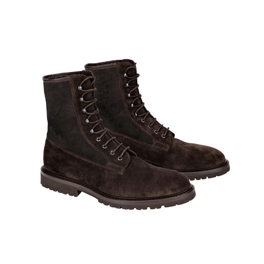 Zwei braune Doubleface-Boots mit Schnürung von der Seite.